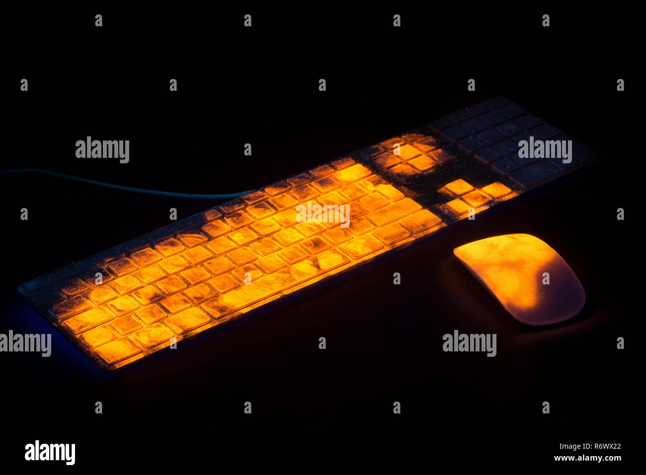 Forensische Wissenschaft, Spritzer der Fingerabdrücke auf dem Mac Tastatur zeigen sich nach mit UV-Pigmente bereit, ein Verbrechen zu lösen entstaubt werden Stockfoto