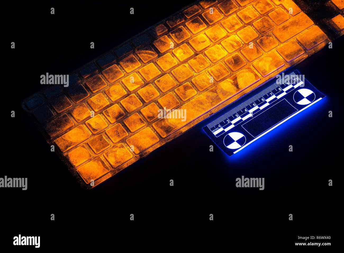 Forensische Wissenschaft, Spritzer der Fingerabdrücke auf dem Mac Tastatur zeigen sich nach mit UV-Pigmente bereit, ein Verbrechen zu lösen entstaubt werden Stockfoto