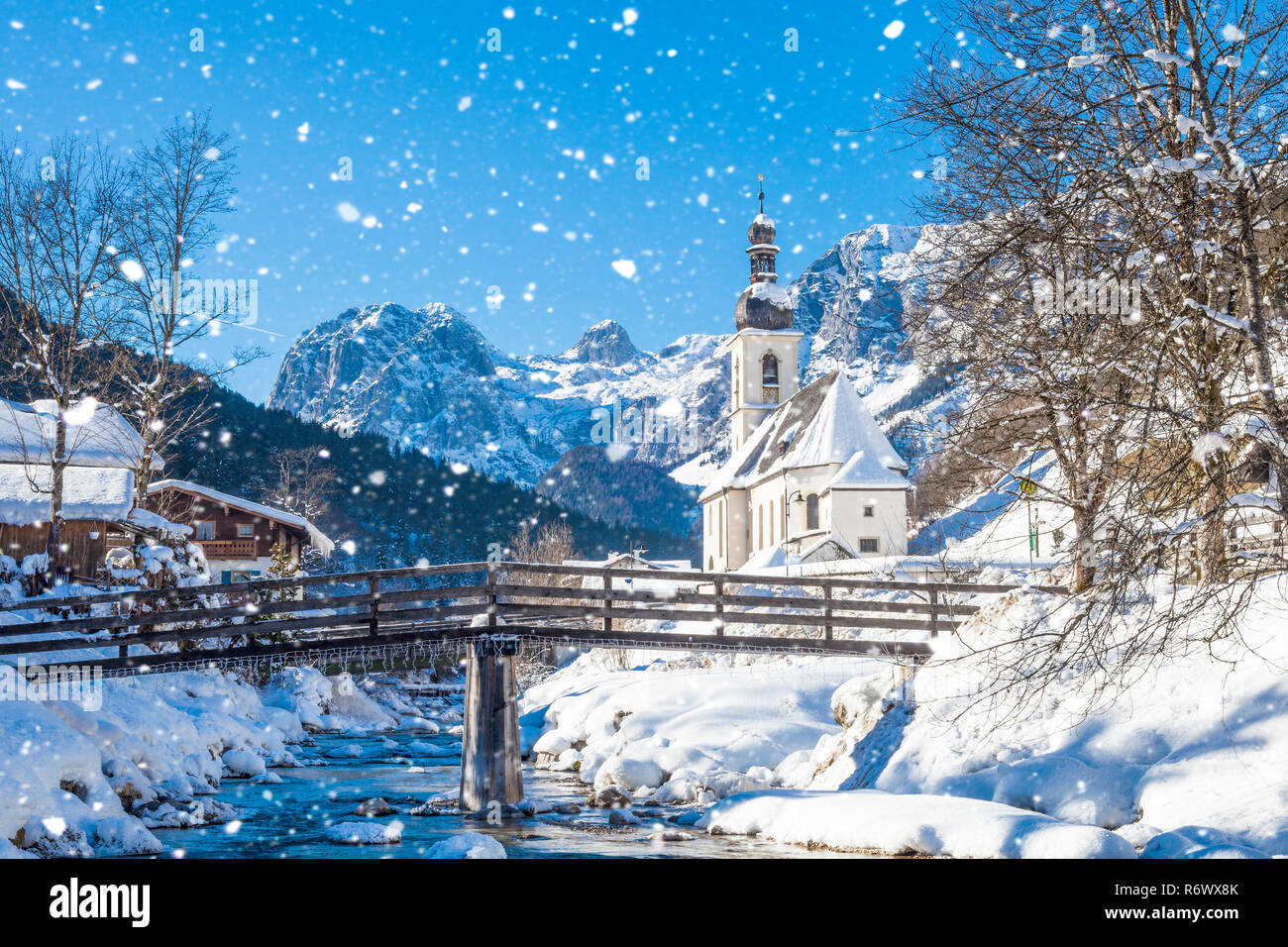 Schneefall in der Ramsau, die Pfarrkirche St. Sebastian im Winter, Ramsau, Berchtesgaden, Bayern, Deutschland Stockfoto