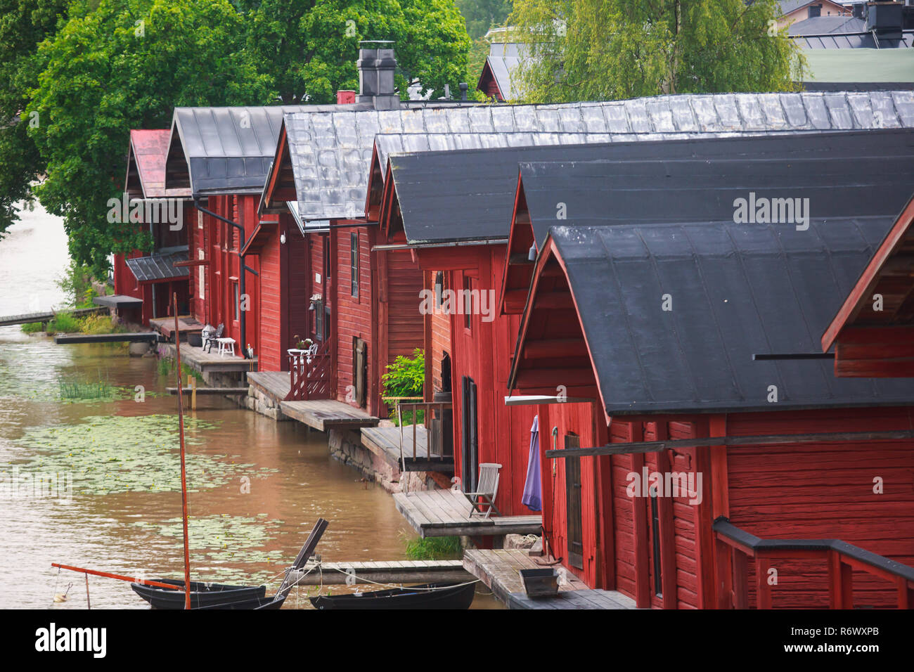 Anzeigen von Porvoo Altstadt mit roten hölzernen Schuppen, Borga, eine Stadt und eine Gemeinde an der südlichen Küste von Finnland liegt etwa 50 km Stockfoto