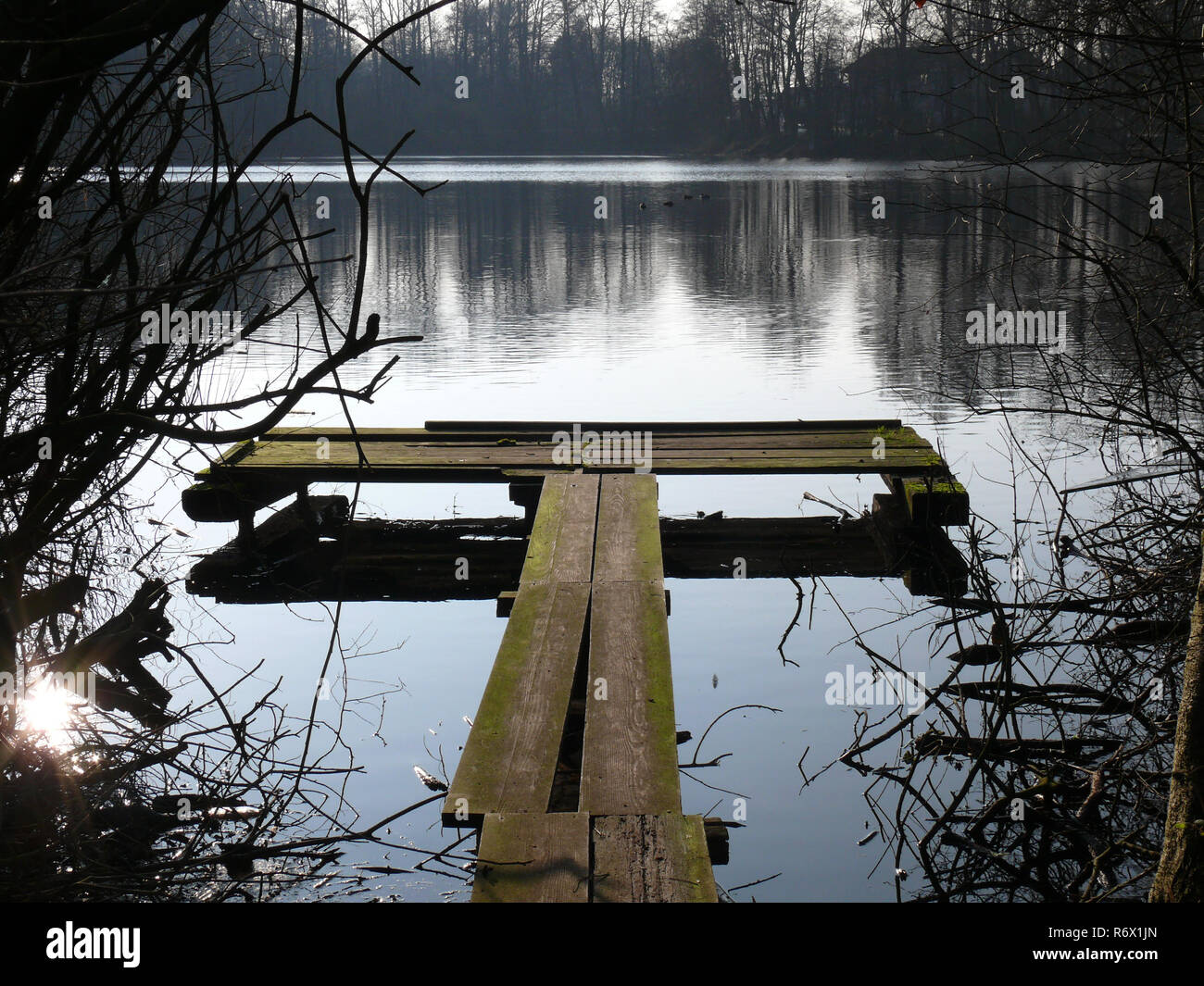 Hölzerne Seebrücke auf dem Wasser Stockfoto