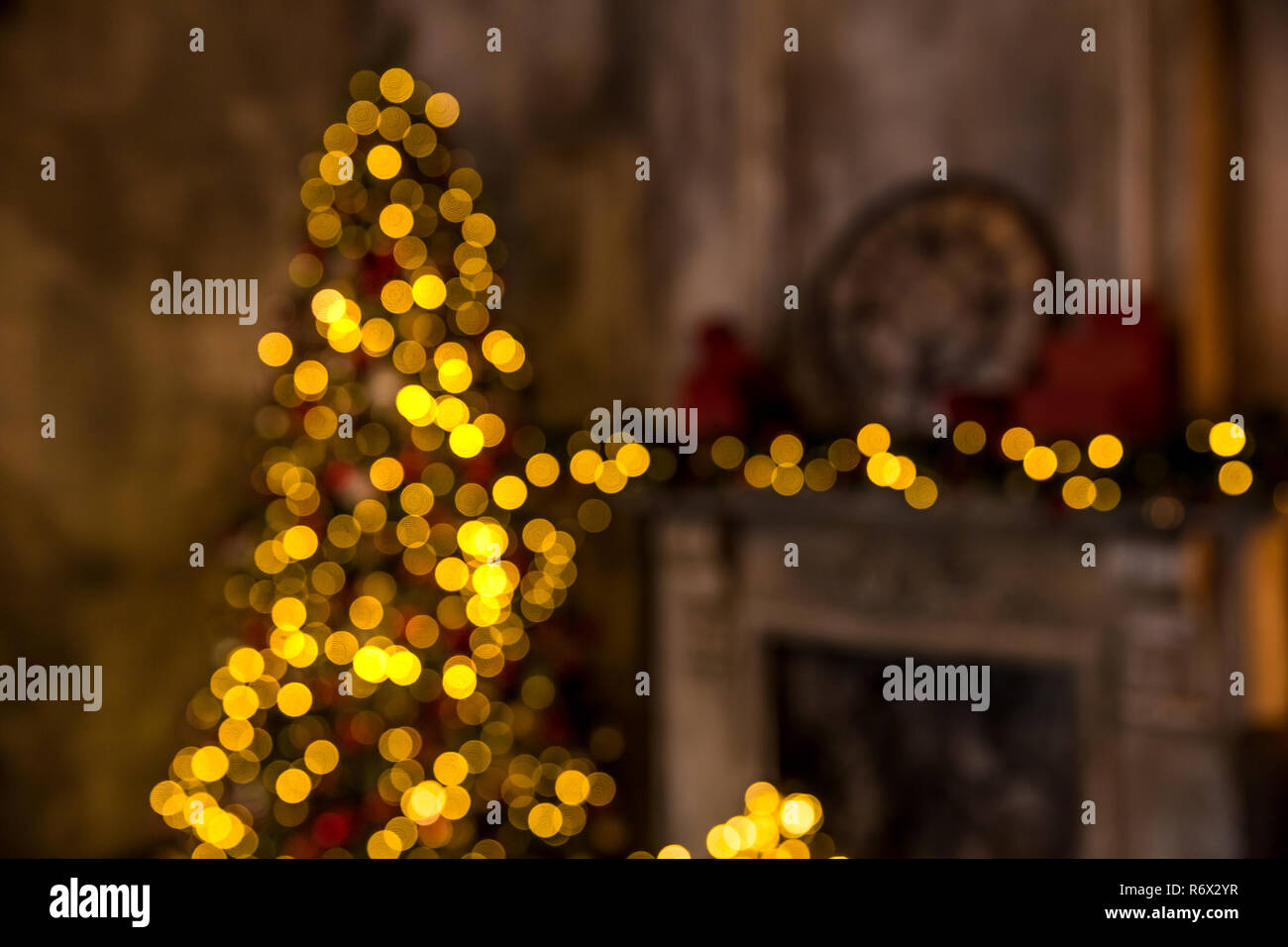 Dunkle Zimmer mit Weihnachten Innenraum Stockfoto