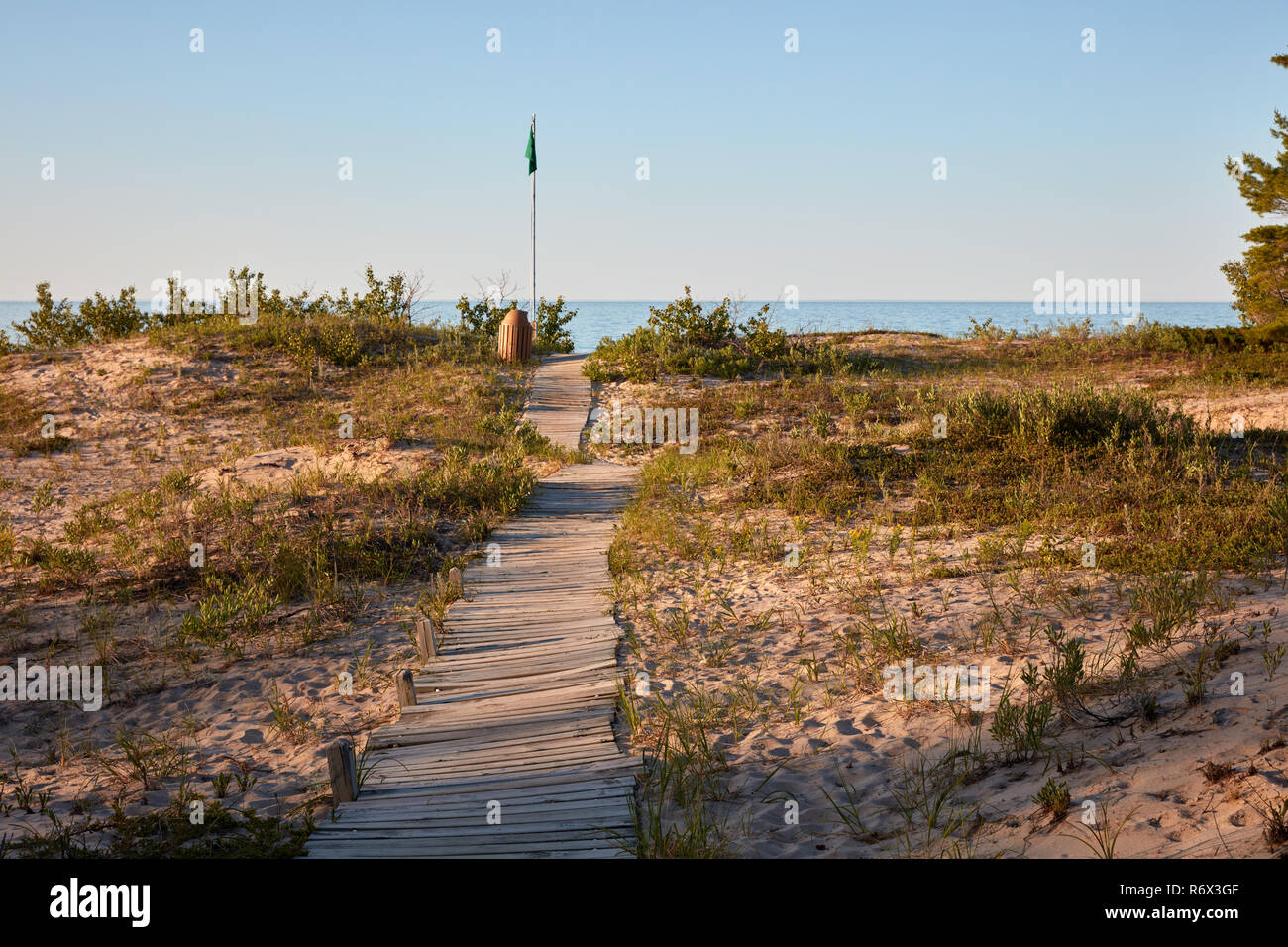 Boardwalk Lake Huron bei höft State Park, Michigan führenden Stockfoto