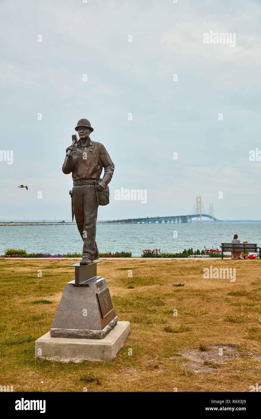 Bügeleisen Arbeitnehmer Memorial Statue mit der Mackinac Bridge im Hintergrund Stockfoto