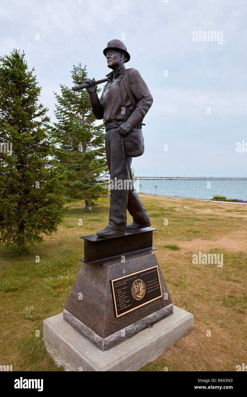 Das Bügeleisen Workers Memorial in St. Ignace, Michigan zu ehren, die ihr Leben der Arbeit am Bau der Mackinac Bridge verloren Stockfoto