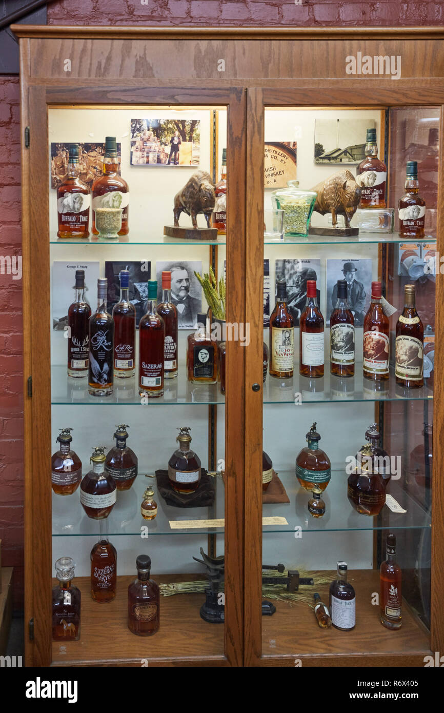 Vitrine in Buffalo Trace Distillery in Frankfort, Kentucky, mit einer Vielzahl von Bourbonen Stockfoto