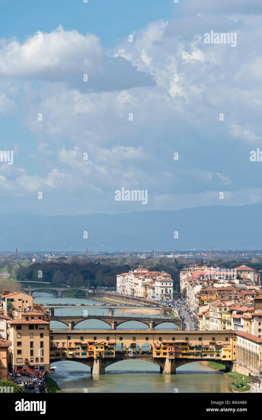 Vertikale Antenne Stadtbild der Ponte Vecchio in Florenz, Italien. Stockfoto