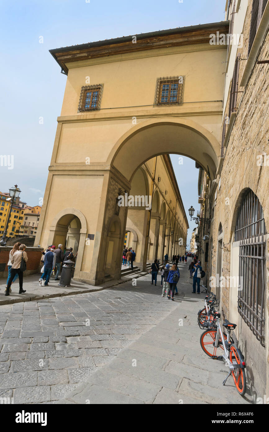 Vertikale Ansicht von Touristen zu Fuß unterhalb des Vasari Korridor in Florenz, Italien. Stockfoto