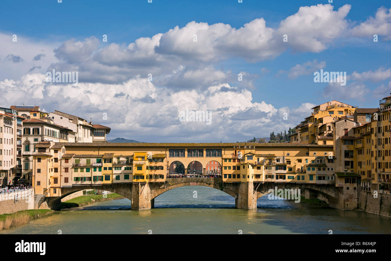 Horizontale Panoramablick auf den Ponte Vecchio in Florenz, Italien. Stockfoto