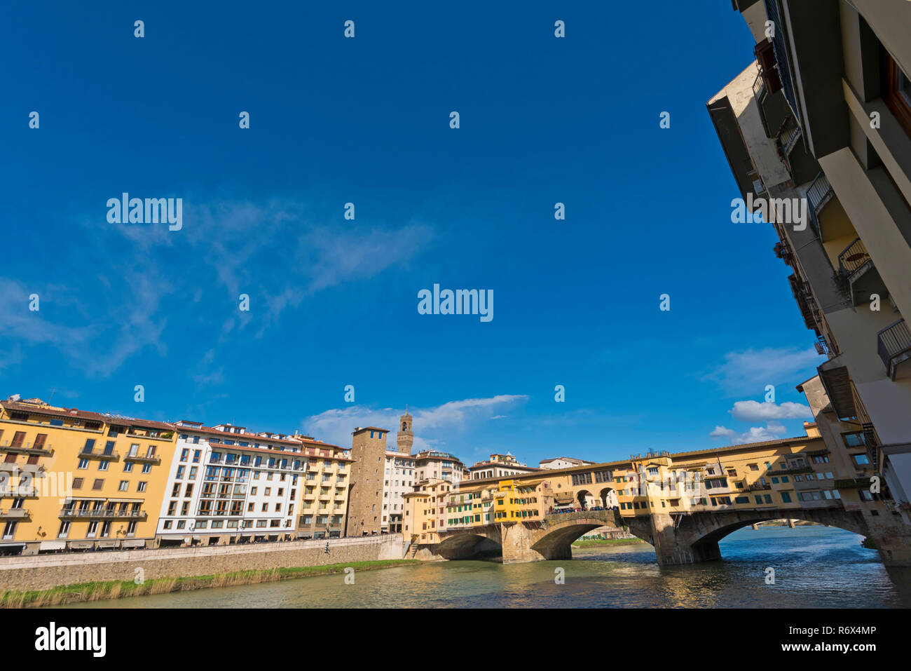 Horizontale Blick auf den Ponte Vecchio in Florenz, Italien. Stockfoto