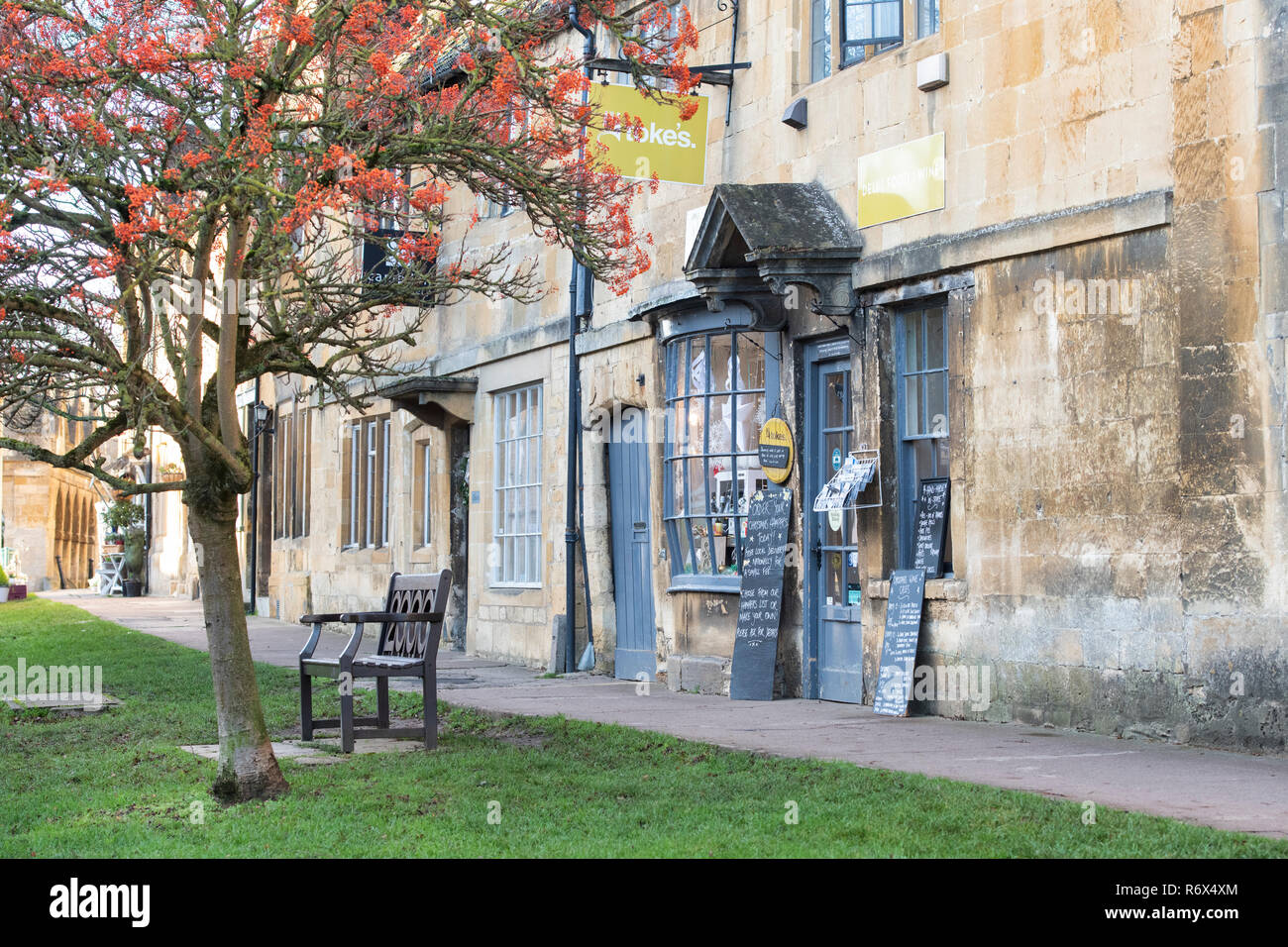 Die Toke deli Essen und Wein Shop im Dezember in Chipping Campden, Cotswolds, Gloucestershire, England Stockfoto