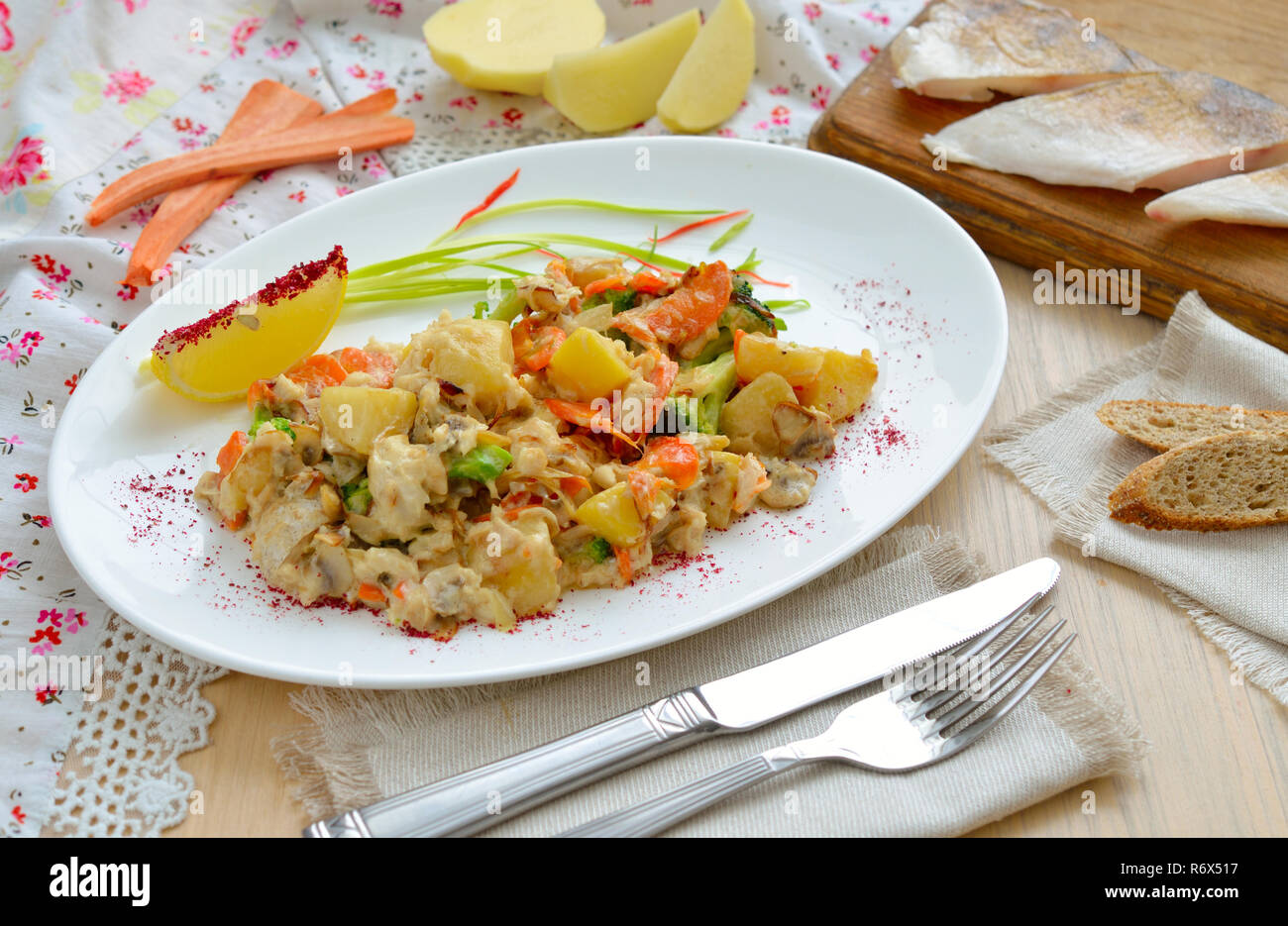 Kartoffeln mit Fisch und Pilzen. Stockfoto