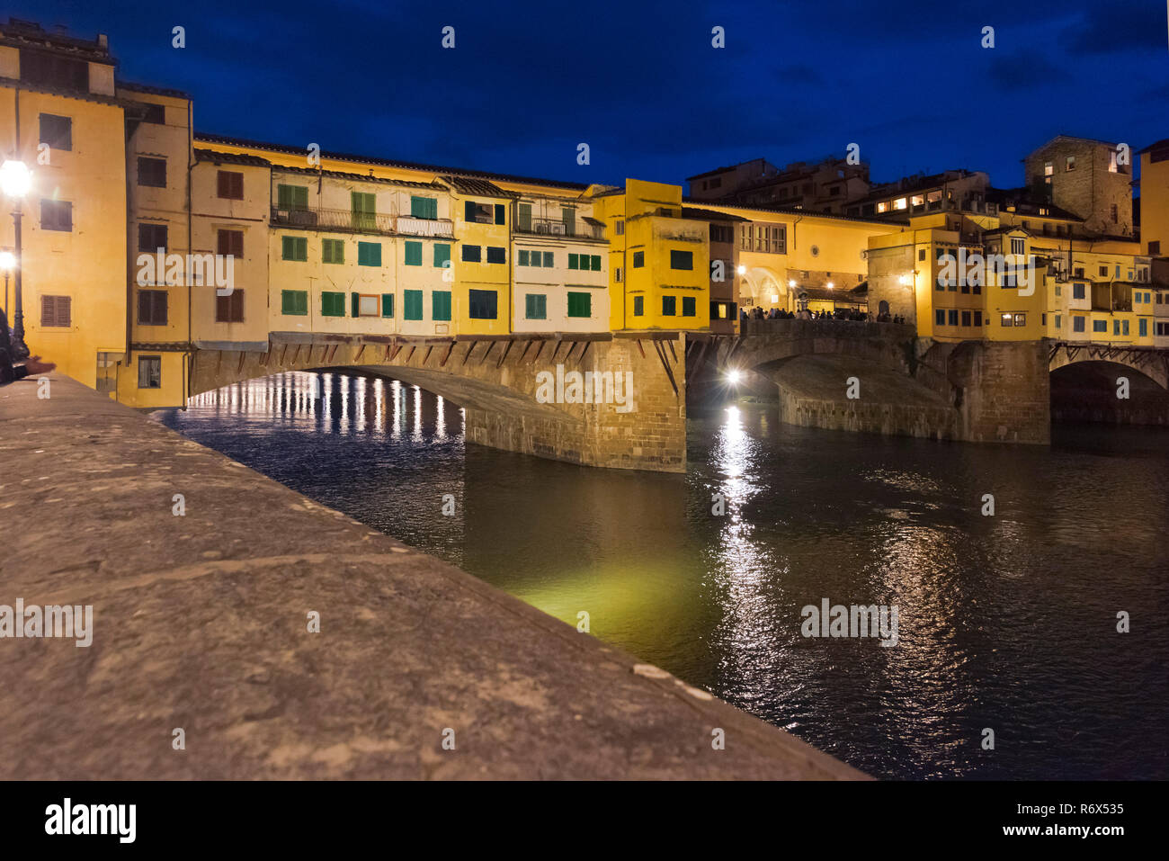 Horizontale Blick auf den Ponte Vecchio in der Nacht in Florenz, Italien, beleuchtet. Stockfoto