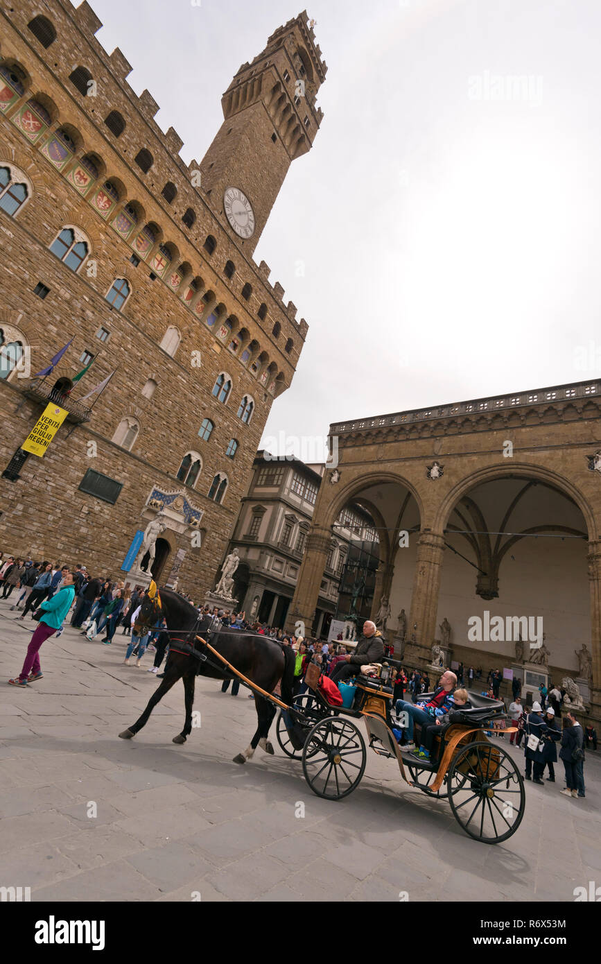 Vertikale Sicht auf ein Pferd und Wagen im Palazzo Vecchio in Florenz, Italien. Stockfoto