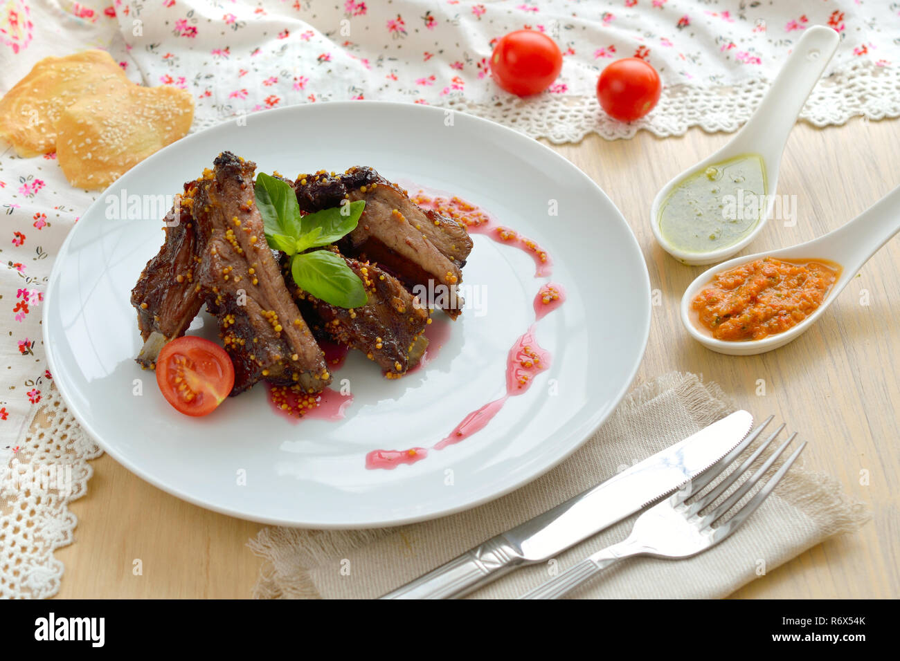 Schweinerippchen in Senfsauce Stockfoto
