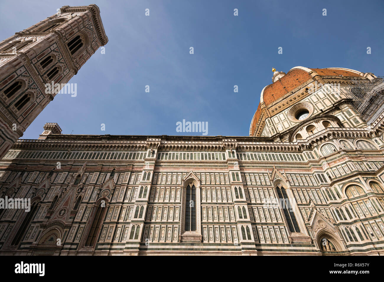 Horizontale Nahaufnahme der Seitenansicht des Duomo di Firenze in Florenz, Italien. Stockfoto