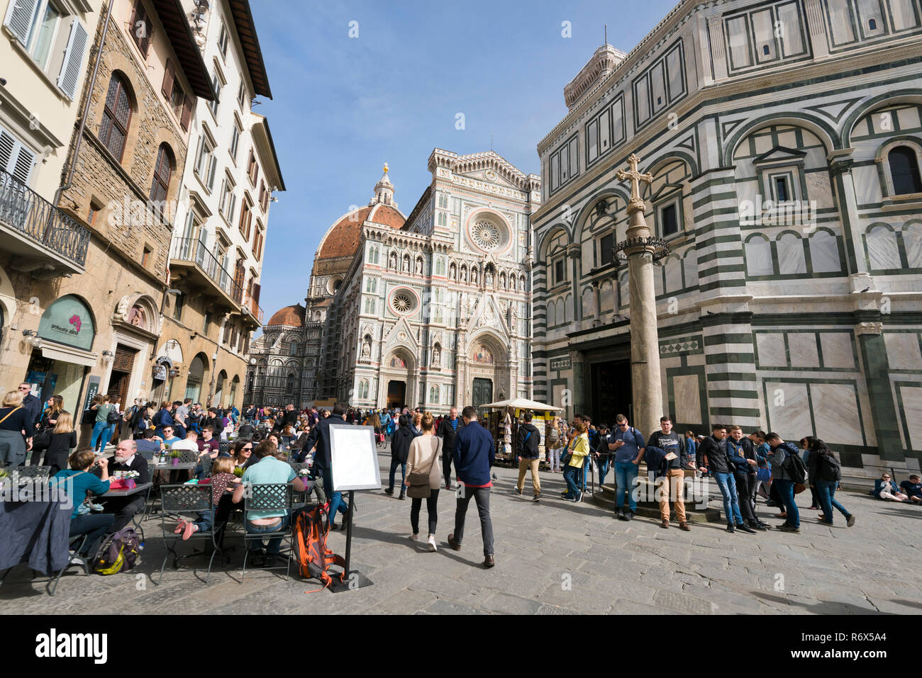 Horizontale streetview des Duomo di Firenze und Battistero di San Giovanni in Florenz, Italien. Stockfoto