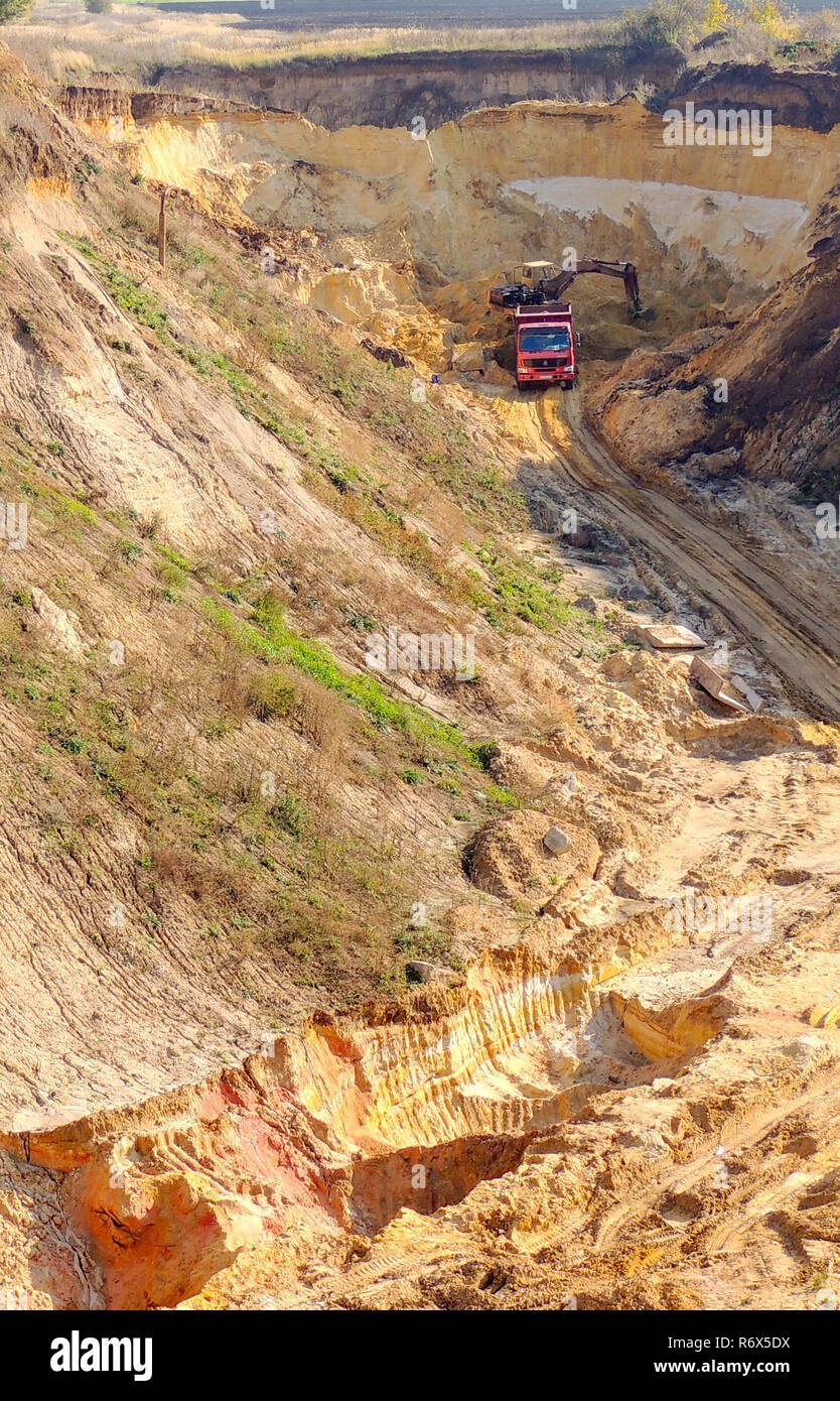 Illegalen Abbau von Sand in einem Steinbruch. Stockfoto