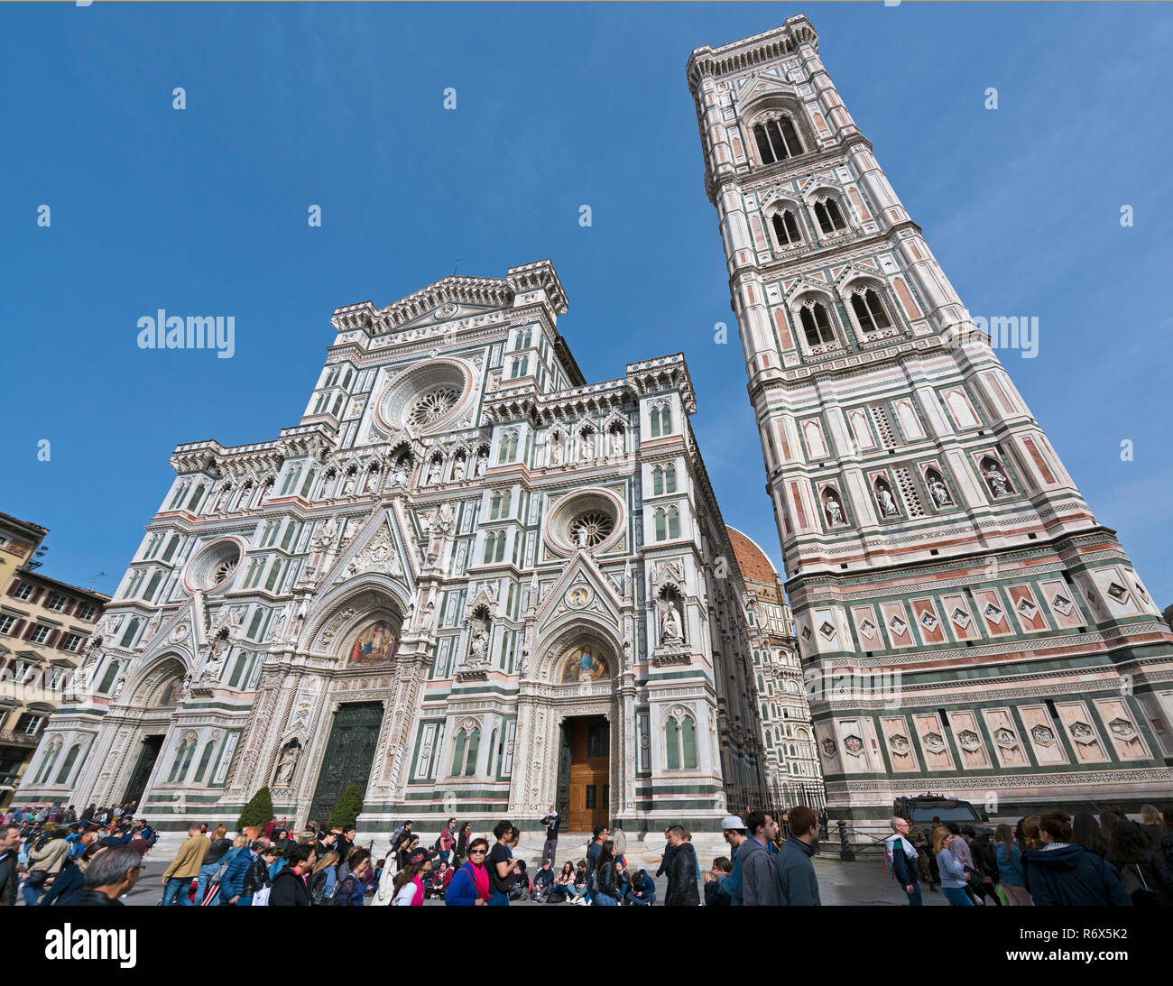 Horizontale streetview von der Vorderseite des Duomo di Firenze und Giottos Turm in Florenz, Italien. Stockfoto
