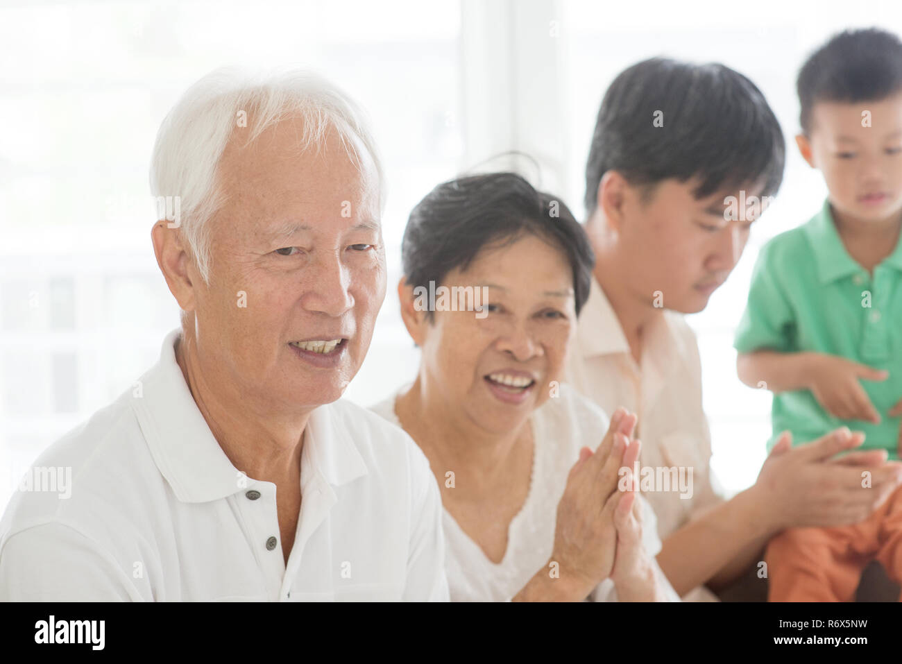 Gerne asiatische Familie Händeklatschen zu Hause Stockfoto