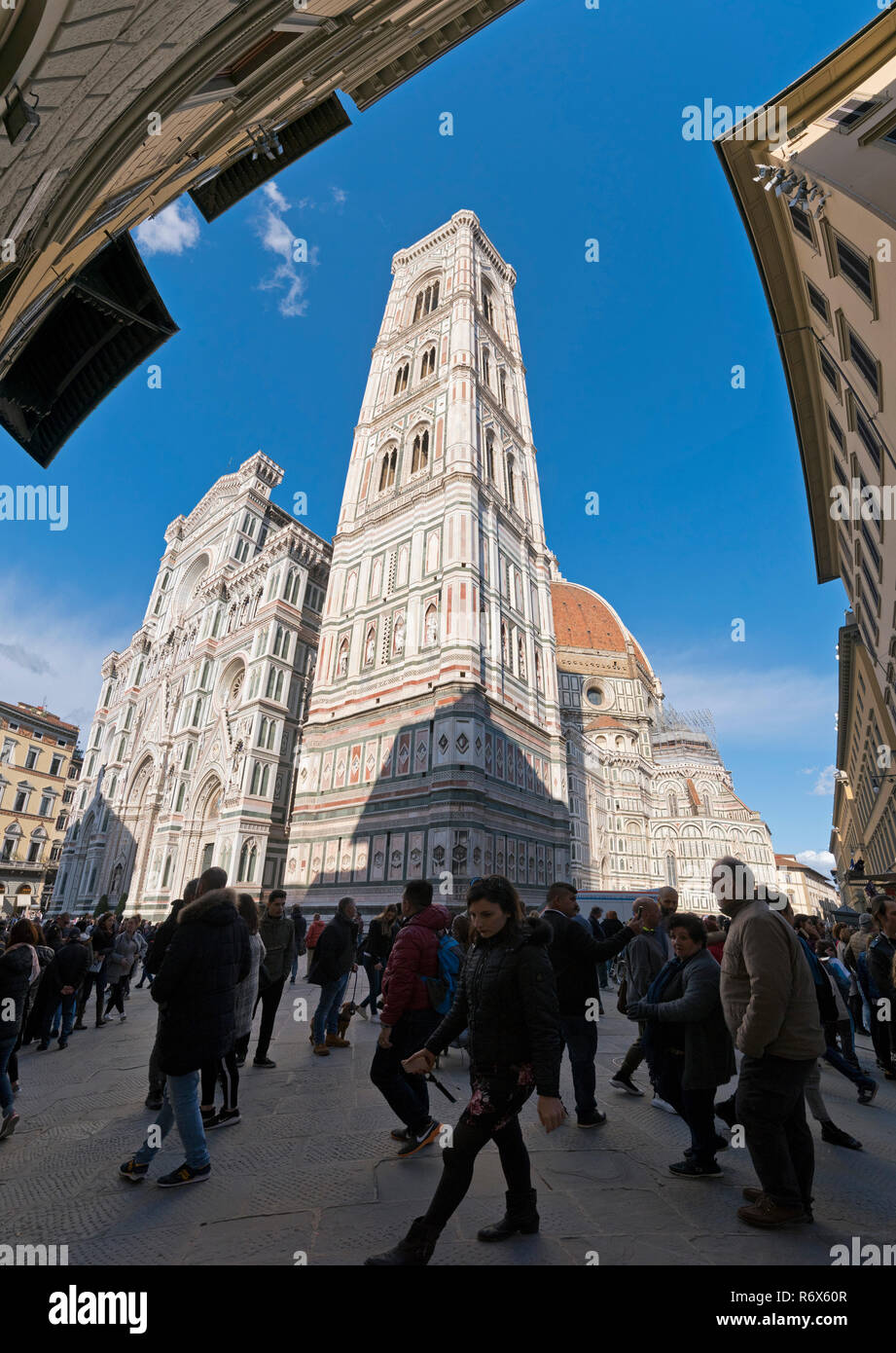 Vertikale streetview von der Vorderseite des Duomo di Firenze und Giottos Turm in Florenz, Italien. Stockfoto