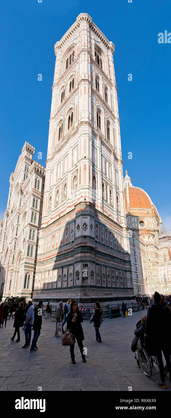 Vertikale Panoramaaussicht auf den Duomo di Firenze in Florenz, Italien. Stockfoto