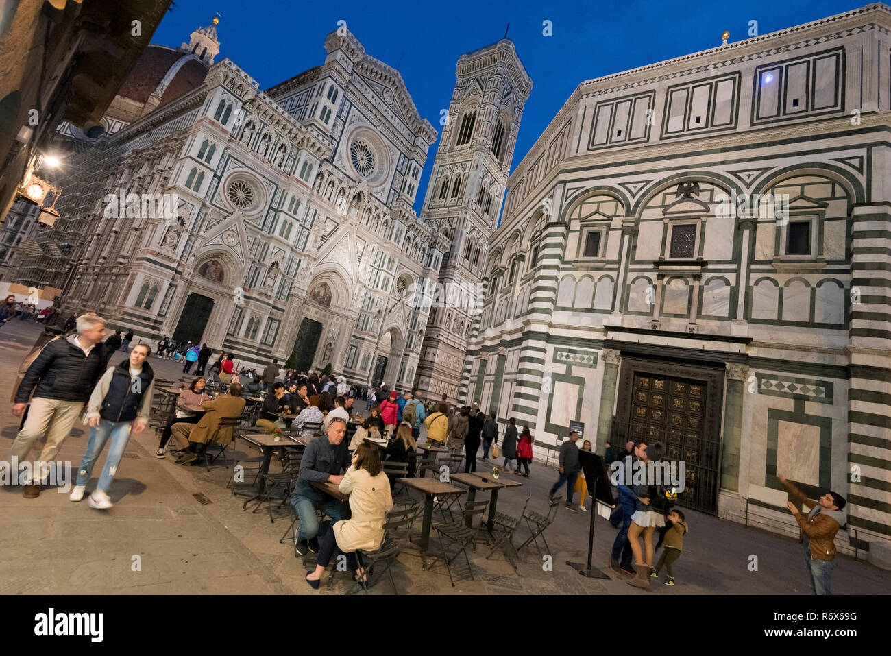 Horizontale streetview des Duomo di Firenze und Battistero di San Giovanni in der Nacht in Florenz, Italien. Stockfoto