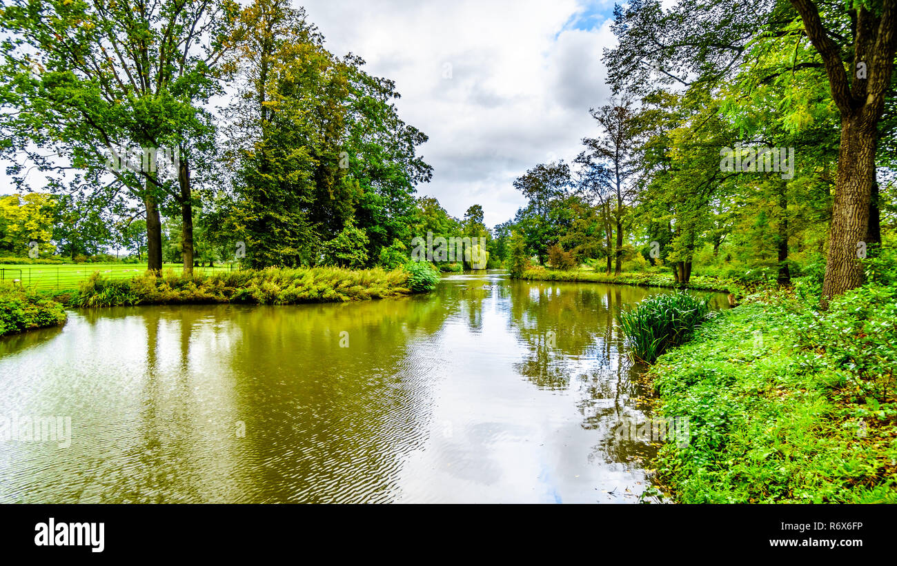 Teiche und Seen in den Parks in der Umgebung der historischen Burg De Haar in der Provence von Utrecht in den Niederlanden Stockfoto