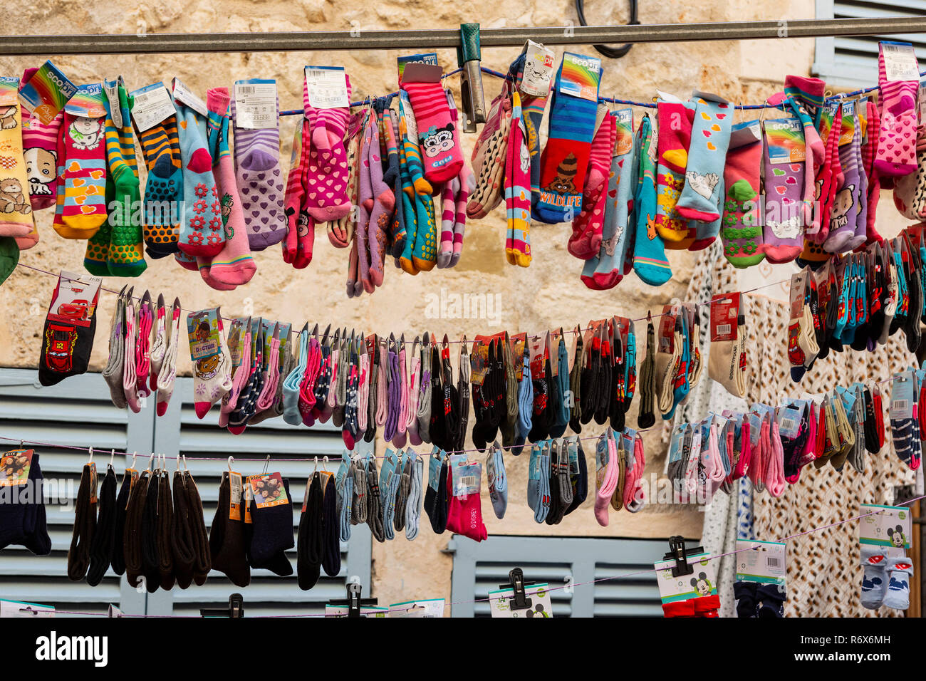 Socken auf Verkauf am Marktstand, Mallorca, Mallorca, Balearen, Spanien, Europa Stockfoto