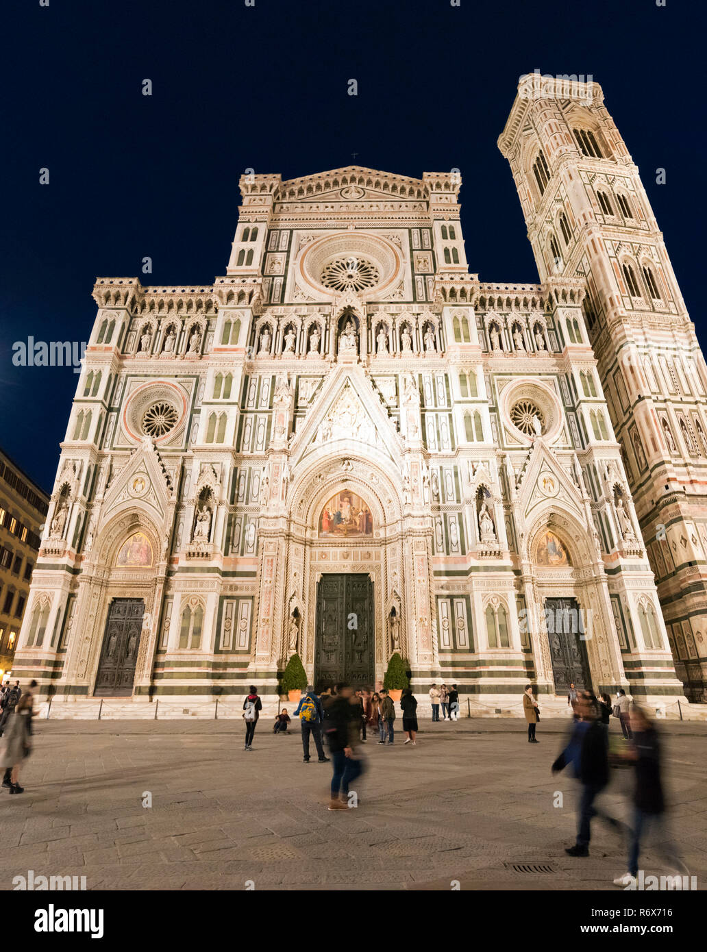 Vertikale Sicht auf den Dom und Giottos Turm bei Nacht in Florenz, Italien. Stockfoto