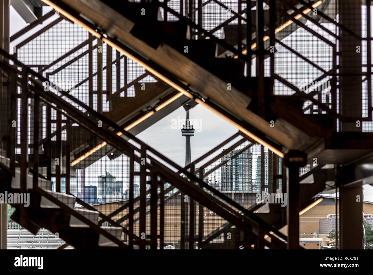 Toronto Skyline durch Feuer Entkommen gesehen Stockfoto