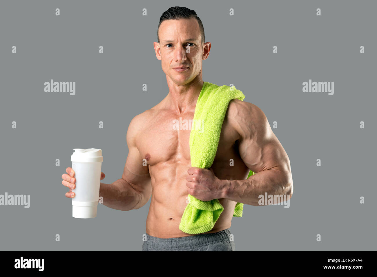 Mann mit Fitness-Flasche Stockfoto