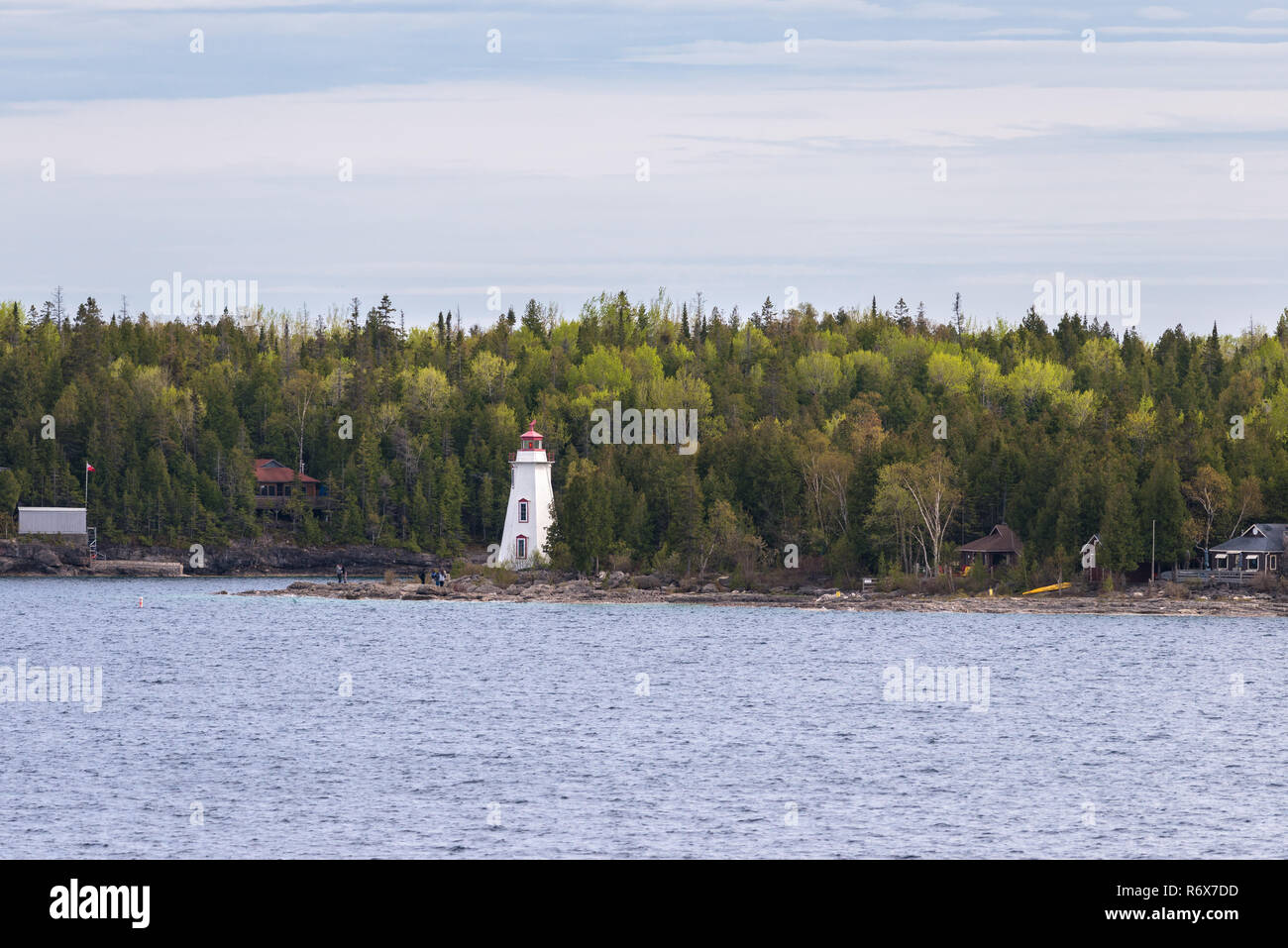 Menschen, die auf der felsigen Küste in der Nähe von grossen Wanne Leuchtturm am Eingang der Großen Wanne Hafen, Tobermory, Ontario, Kanada Stockfoto Menschen, die auf der felsigen Küste in der Nähe von grossen Wanne Leuchtturm am Eingang der Großen Wanne Hafen, Tobermory, Ontario, Kanada Stockfoto