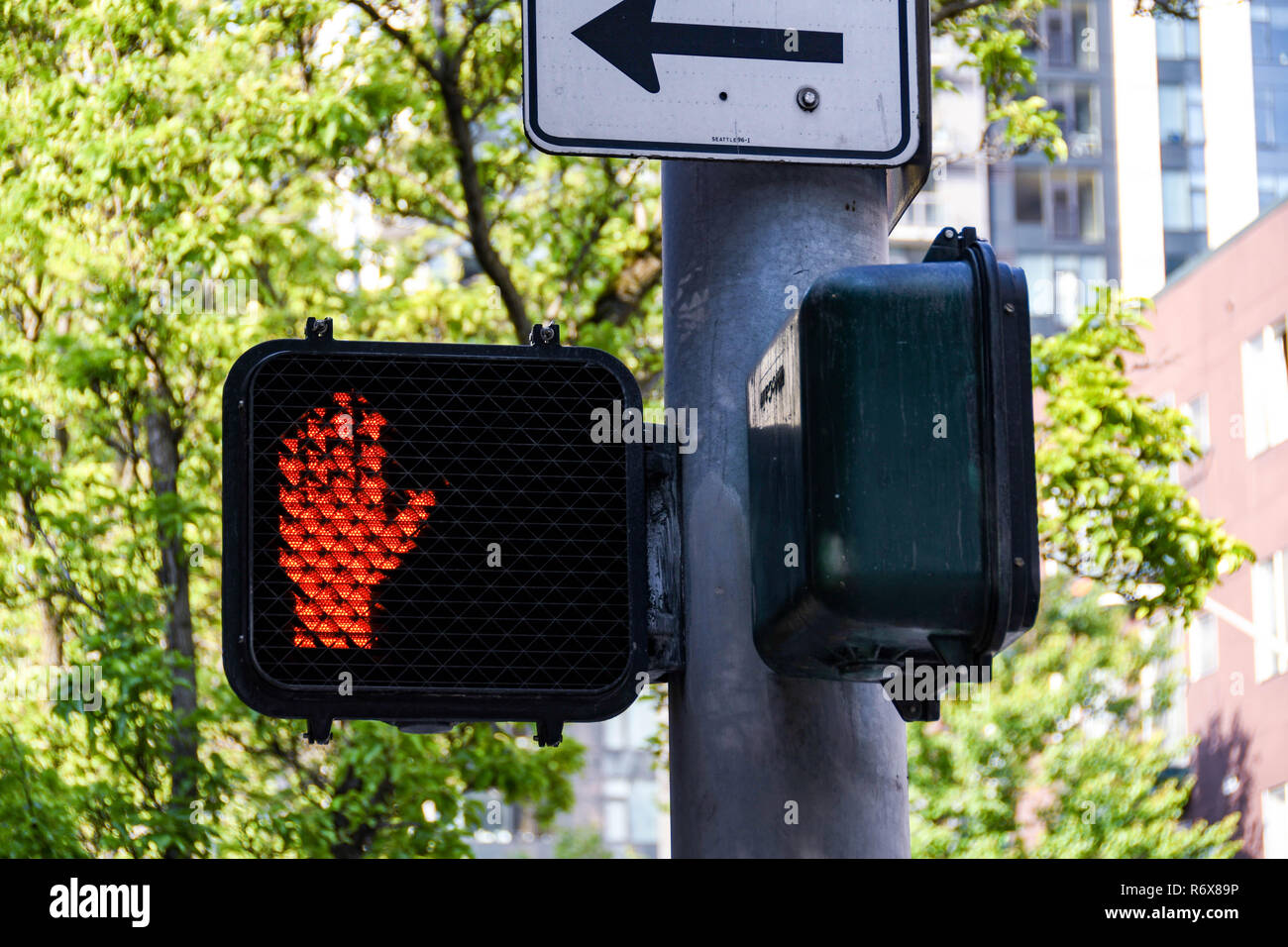 SEATTLE, WA, USA - JUNI 2018: Nahaufnahme von einem roten 'Don't Walk" Signal für Fußgänger an einer Kreuzung. Stockfoto