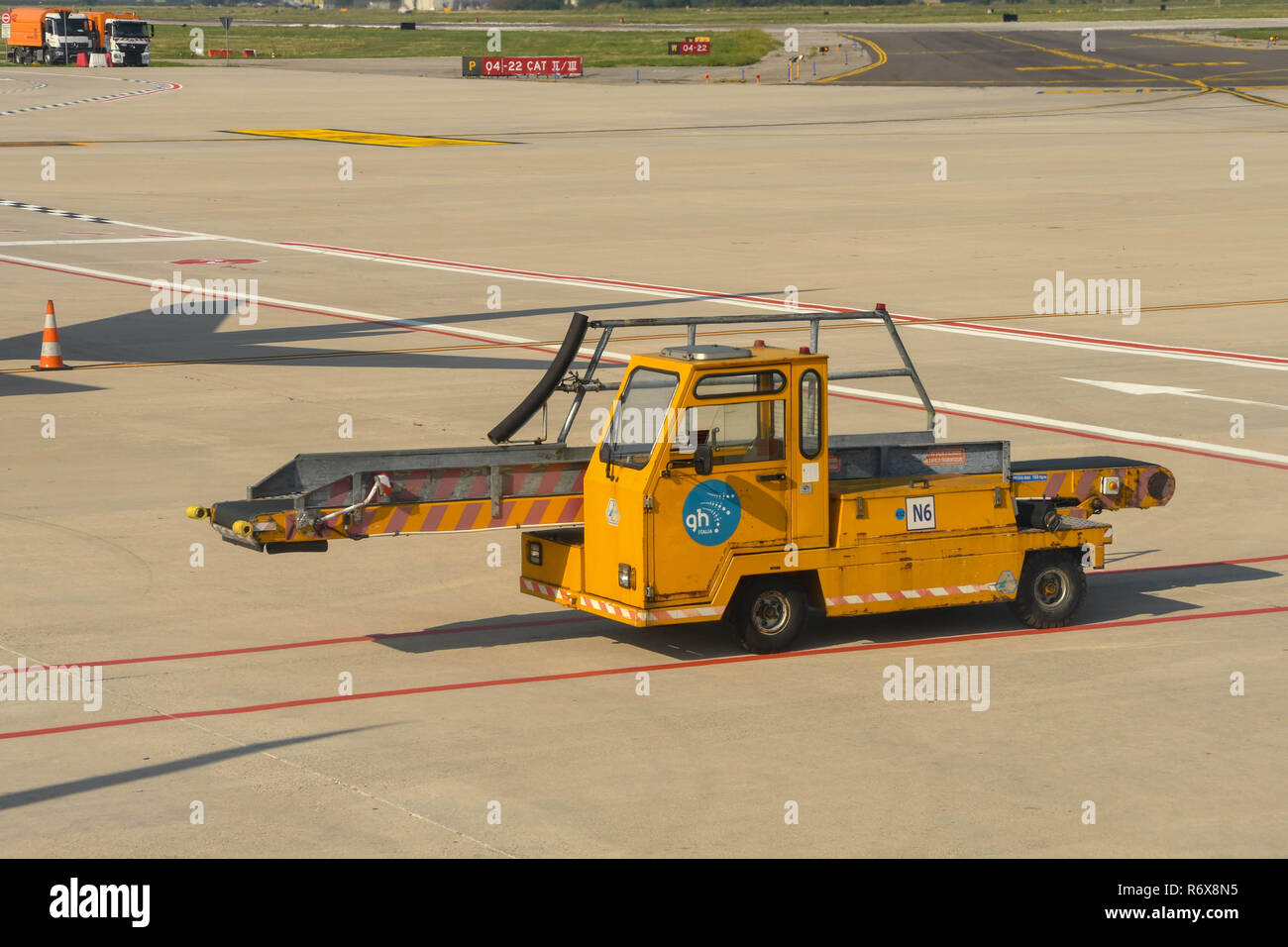 Ground Handling Equipment inkl. Gepäck Lader Fahrzeuge am Flughafen Verona, Italien Stockfoto