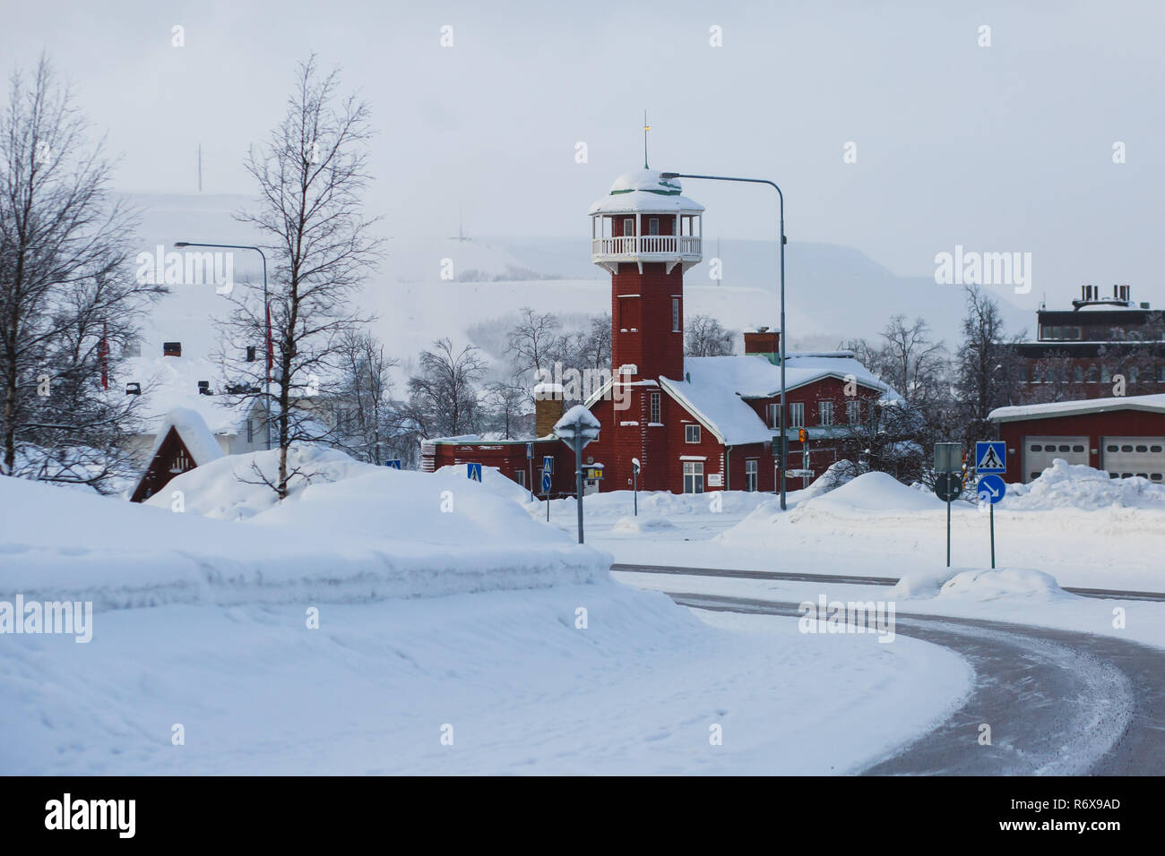 Winter Blick auf in Kiruna, der nördlichsten Stadt in Schweden, Provinz Lappland, Winter sonnige Bild Stockfoto