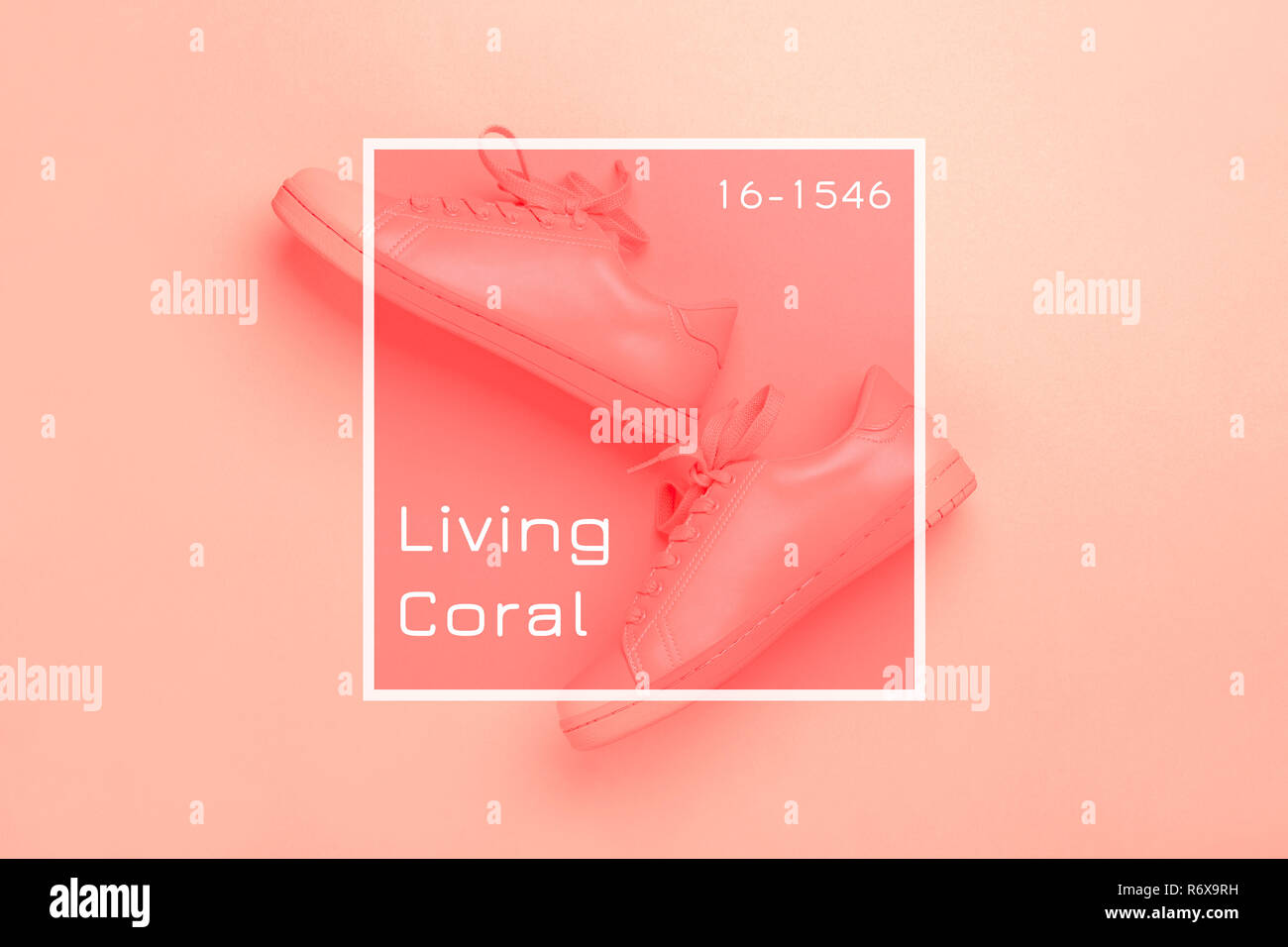 Paar coral Schuhe auf Coral Hintergrund. Trendy lebende Koralle Farbe des Jahres 2019. Schwarzweißbild. Stockfoto