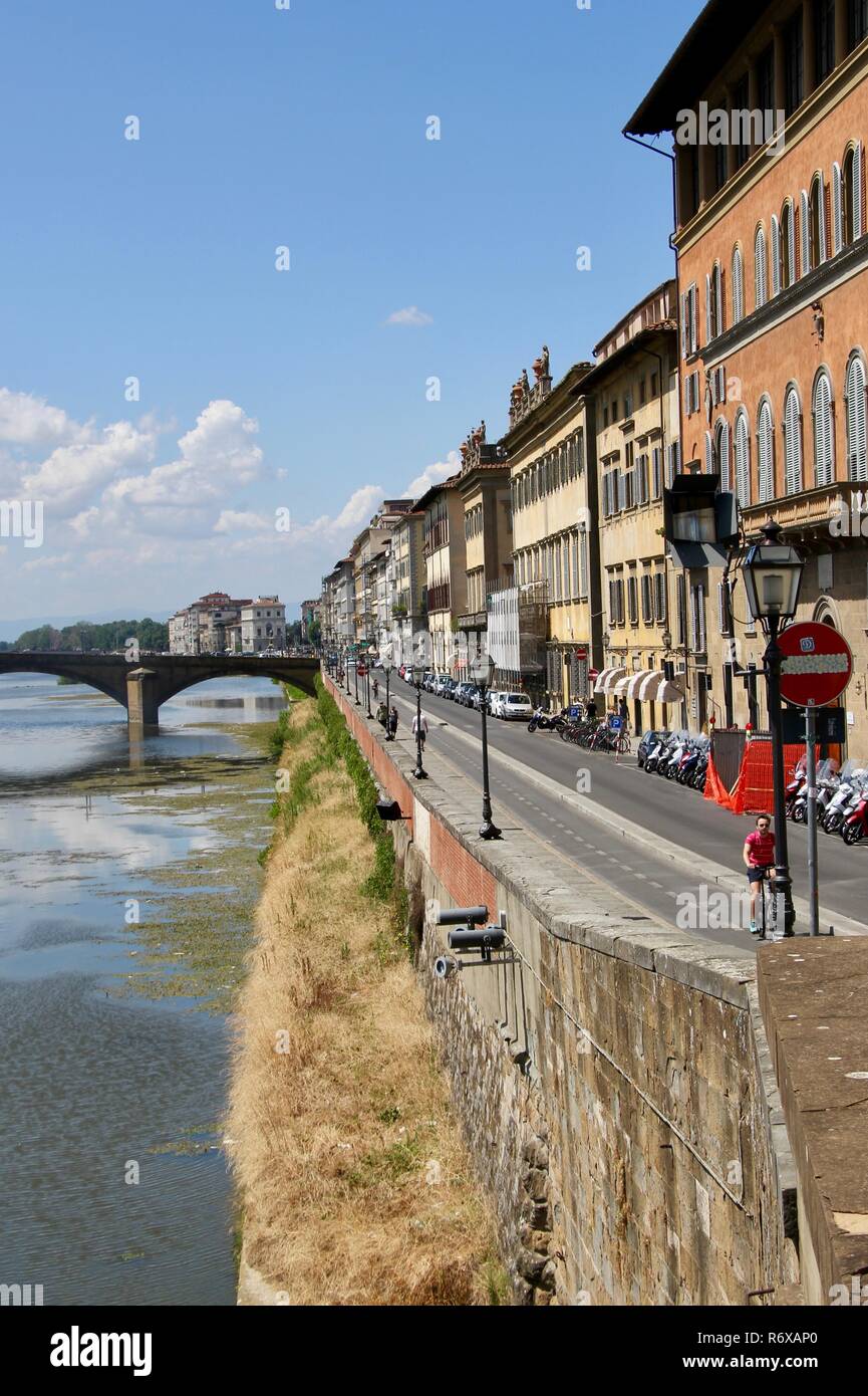 Straße parallel auf den Fluss Arno in Florenz, Italien Stockfoto