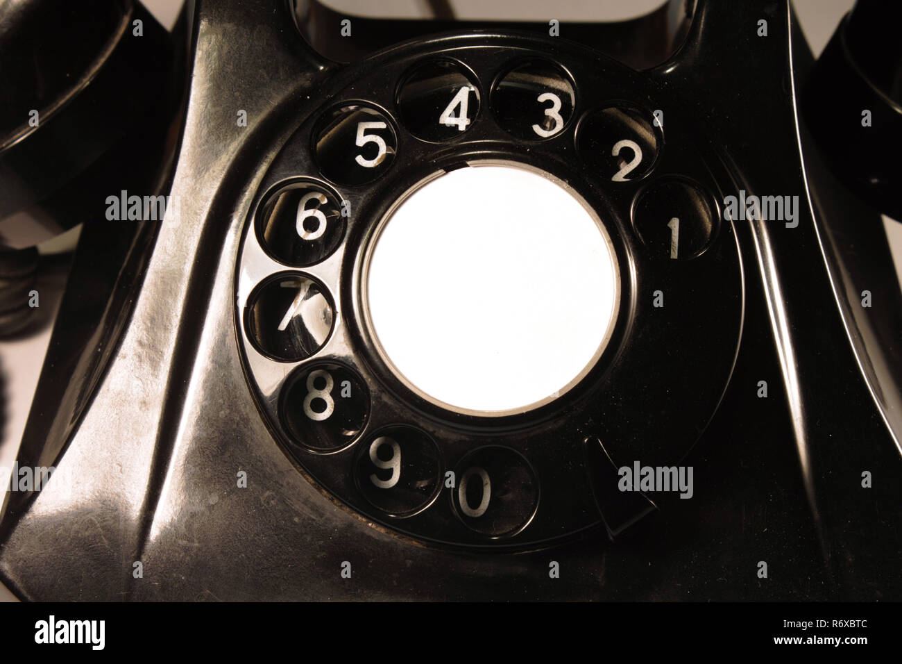 Nahaufnahme der Dial eines Bakelit Telefon, in der 1955 in der Schweiz hergestellt. Auf weissem Hintergrund. Stockfoto