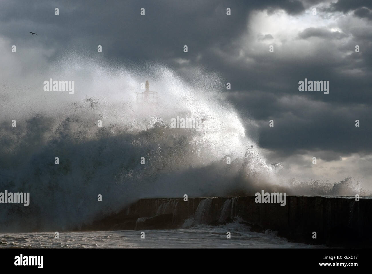 Grossen Sturm wave gegen Leuchtturm von Vila do Conde, nördlich von Portugal (enhanced Himmel) Stockfoto