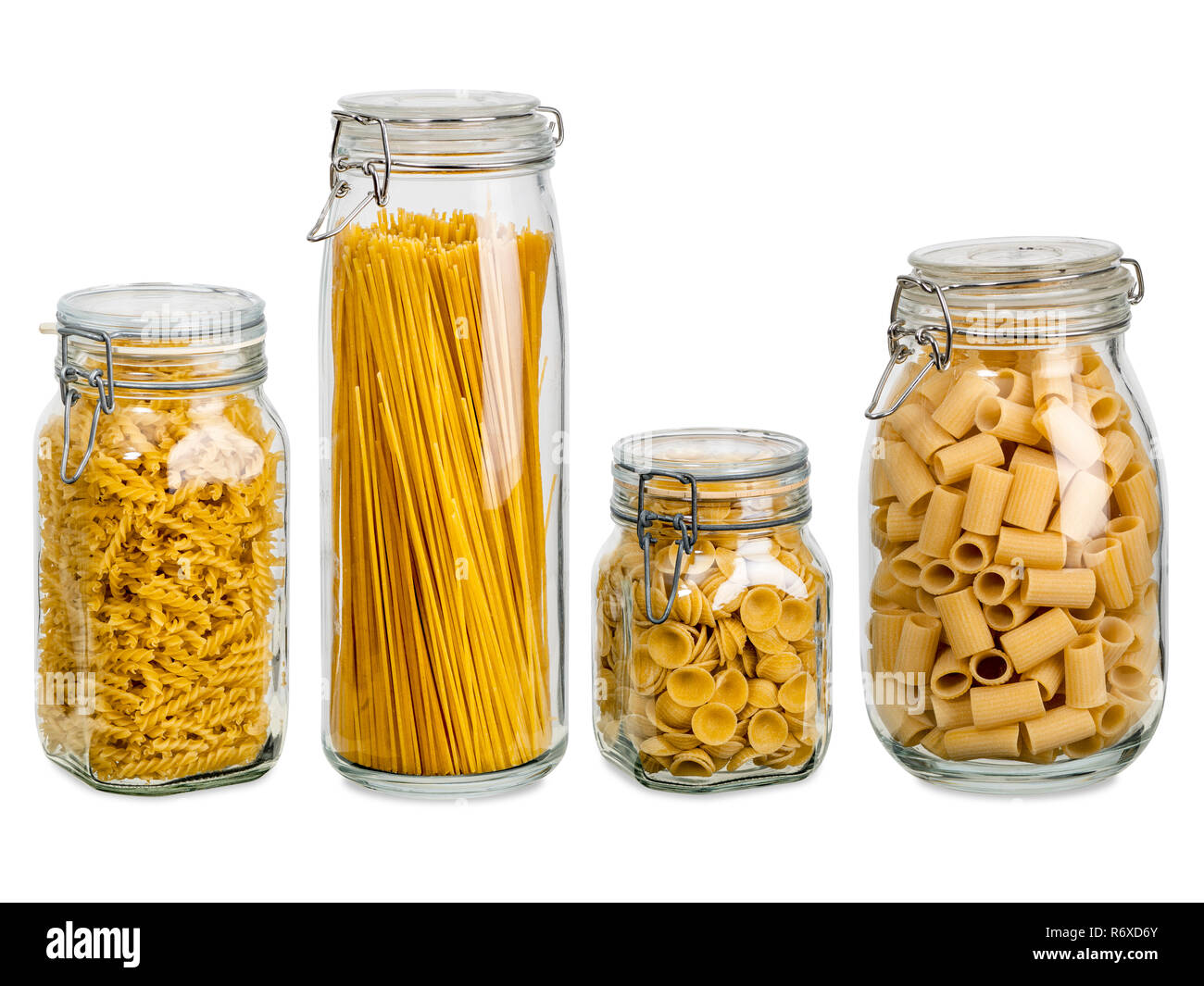 Pasta in großen Gläsern Stockfoto