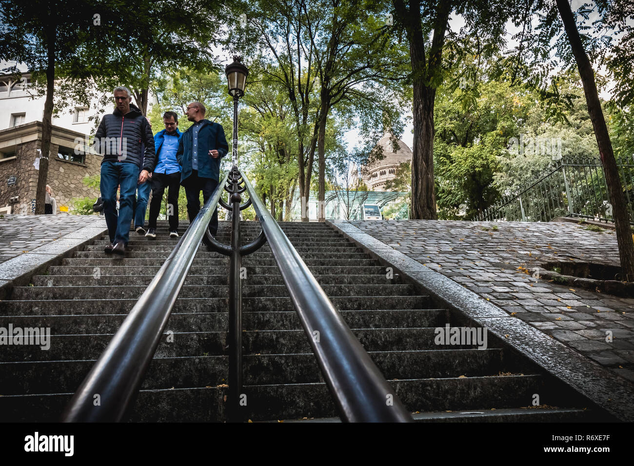 Paris, Frankreich, 6. Oktober, 2018: die Menschen bewegen sich auf der berühmten Treppe des Montmartre ein Tag der Herbst Stockfoto