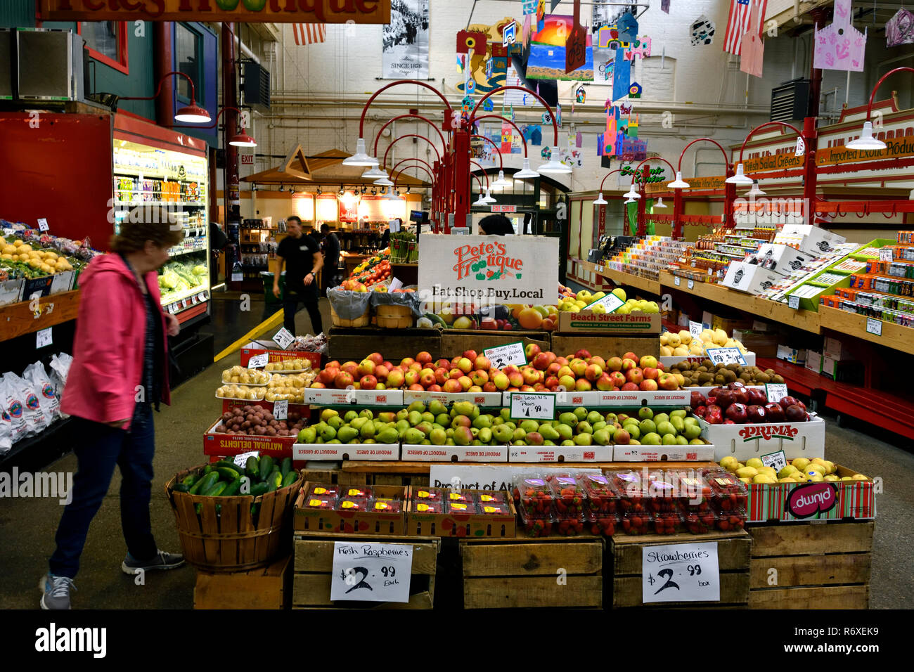 Ein horizontales Bild eines Obst- und Abschaltdruck innerhalb des Saint John City Market in der King Street in Saint John New Brunswick Kanada, Stockfoto