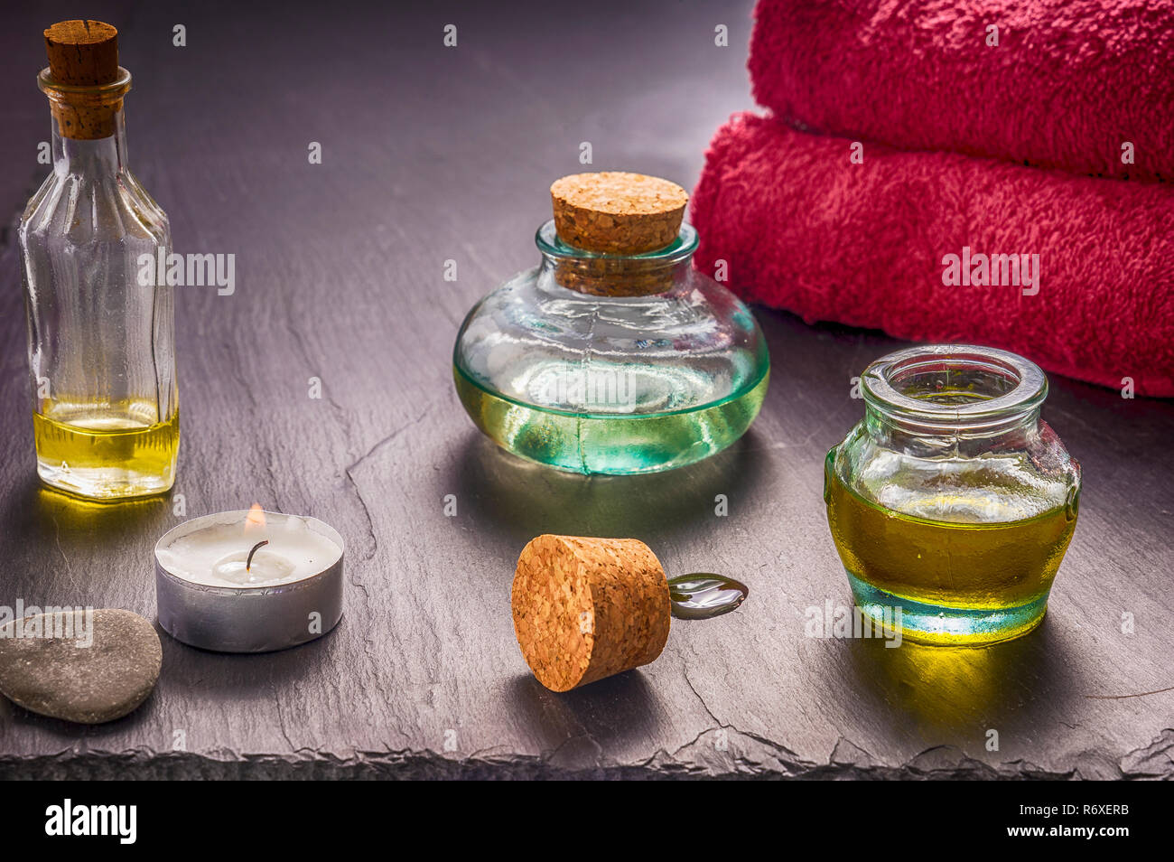 Zen Basaltsteine und Aroma Öl auf den Stein Hintergrund Stockfoto