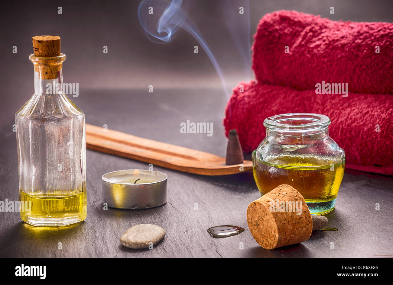 Zen Basaltsteine und Aroma Öl auf den Stein Hintergrund Stockfoto