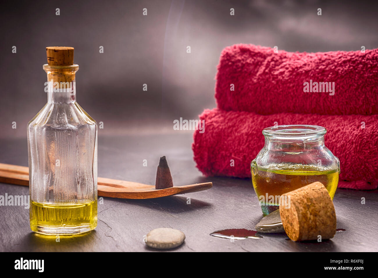 Zen Basaltsteine und Aroma Öl auf den Stein Hintergrund Stockfoto
