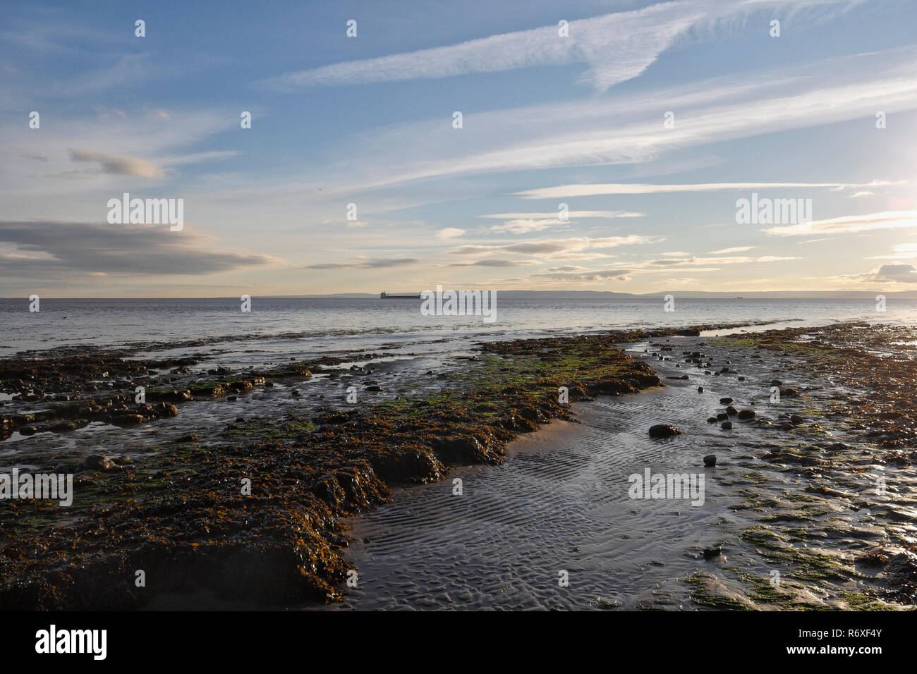 Severn Flussmündung Sonnenuntergang am Lavernock Beach, Penarth, Wales UK, walisische Küste, malerische Aussicht. Britische Küste. Malerische Aussicht auf den Strandhimmel, Stockfoto