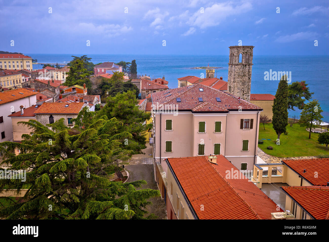 Stadt Porec Dächer und die Küste anzeigen Stockfoto