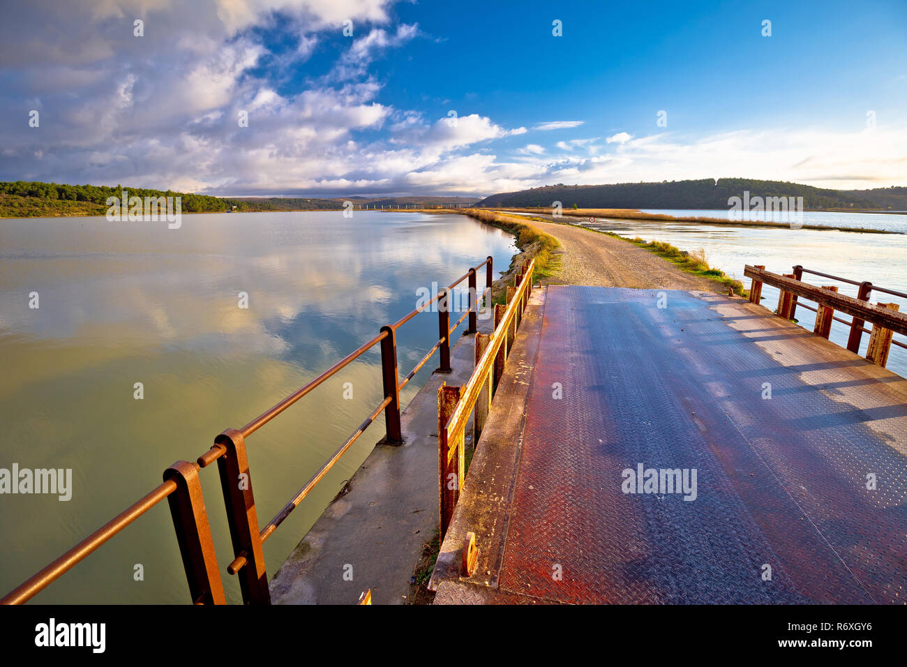 Fluss Mirna Mund Brücke und Estuary View Stockfoto
