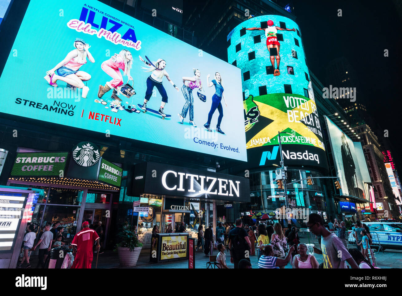 New York City, USA - 30. Juli 2018: Times Square bei Nacht mit Menschen um und große Werbefenster in Manhattan in New York City, USA Stockfoto